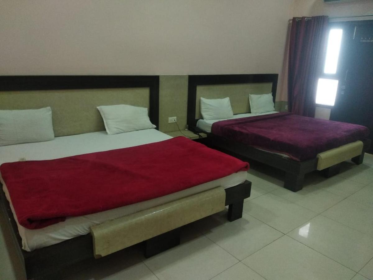 Negi'S Grand By Wb Hotels Kanpur Eksteriør billede