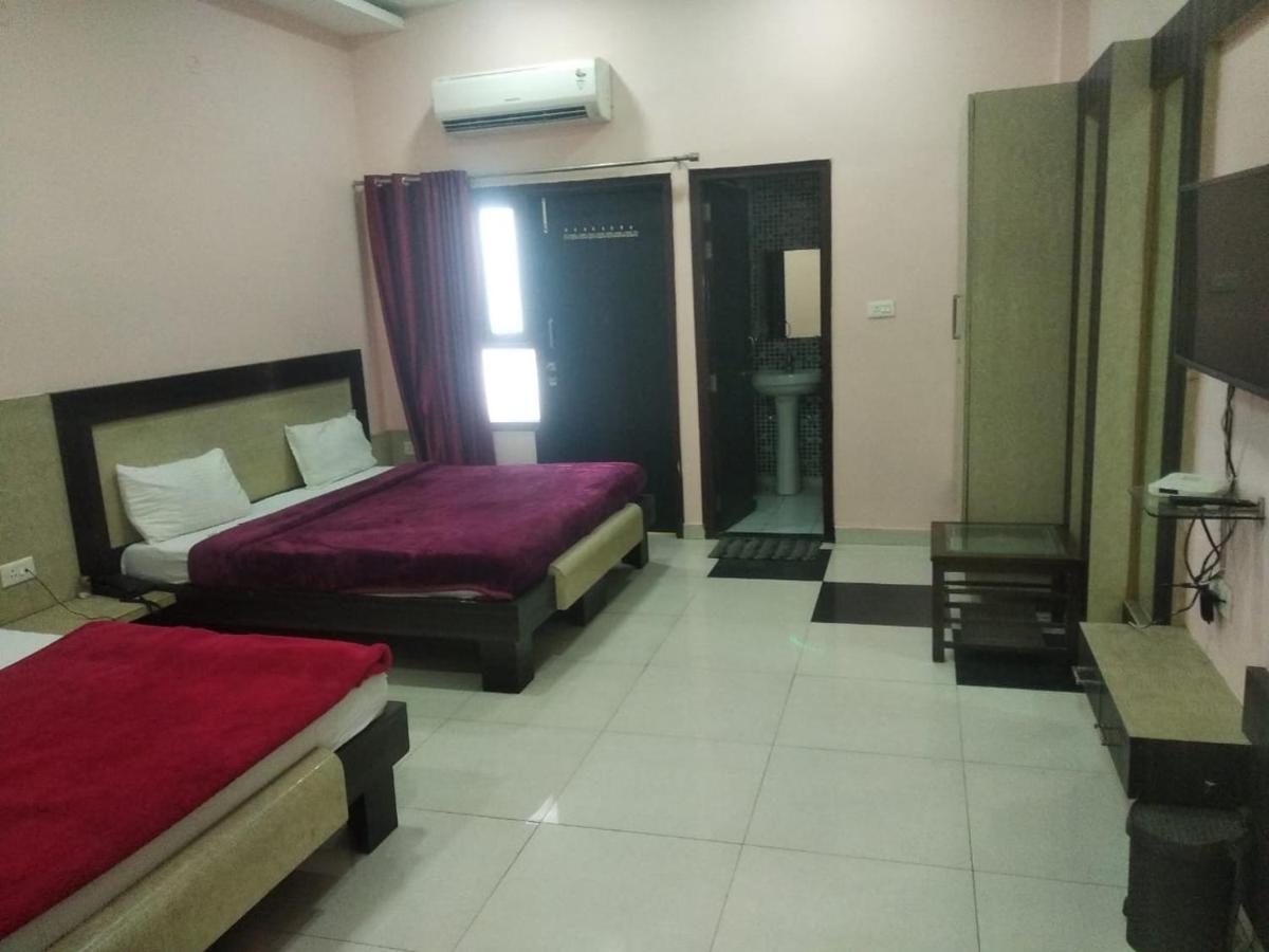 Negi'S Grand By Wb Hotels Kanpur Eksteriør billede